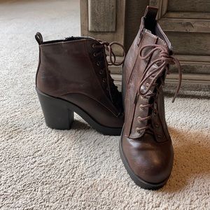 Sz. 7 Brown lace up boots